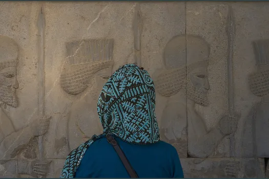 Eine Besucherin des antiken Persepolis im Iran. / Pixabay / Henrivh (CC0)