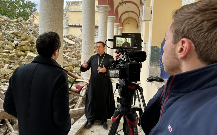 Weihbischof Antuan Ilgit SJ spricht im EWTN-Interview mit Colm Flynn (links) und Patrick Leonard (rechts) im Inneren der zerstörten Kathedrale von Iskenderun.