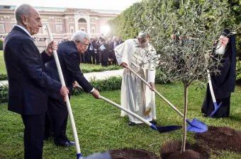 Papst Franziskus pflanzte am 14. Juni 2014 gemeinsam mit dem Präsidenten von Israel, Shimon Peres, und dem Palästinenserführer Mahmud Abbas einen Olivenbaum in den Vatikanischen Gärten. / Vatican Media