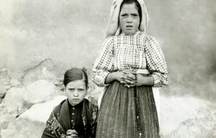 Lucia Santos (rechts) mit ihrer Kusine Jacinta Marto. / Gemeinfrei via Wikimedia
