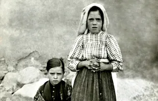 Lúcia dos Santos (stehend) mit ihrer Cousine, Jacinta Marto, im Jahr 1917. / Santuario de Fátima Website via Wikimedia (Gemeinfrei)