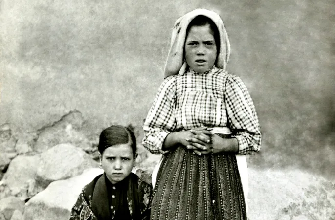 Lúcia dos Santos (stehend) mit ihrer Cousine, Jacinta Marto, im Jahr 1917.