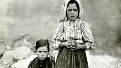 Lúcia dos Santos (stehend) mit ihrer Cousine, Jacinta Marto, im Jahr 1917. / Santuario de Fátima Website via Wikimedia (Gemeinfrei)