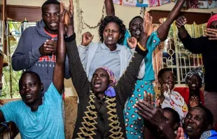 Eliud Kipchoges Mutter, Janet Rotich (Mitte) verfolgt den Rekordlauf ihres Sohnes mit Familienmitgliedern am 12. Oktober 2019 / BRIAN ONGORO/AFP via Getty