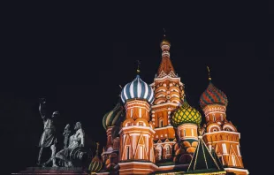 Blick auf die russisch-orthodoxe Basilius-Kathedrale in Moskau / Unsplash / Jaunt and Joy