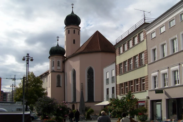 Bänke umgeworfen, Gitter beschädigt: Vandalismus in Jesuitenkirche Straubing