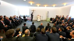 Papst Franziskus mit Jesuiten am 5. August 2023 in Lissabon / Vatican Media