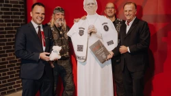 Beim Festakt zum 25-jährigen Gründungsjubiläum von EWTN im deutschsprachigen Raum begrüßte EWTN-Programmdirektor Martin Rothweiler (rechts) verschiedene Persönlichkeiten aus Kirche und Gesellschaft, darunter Thomas Draxler, den Gründer der christlichen Motorradgruppe „Jesus-Biker"(2.v.l.) und Biker-Mitglied Claus Dempewolf (3.v.l.), sowie EWTN-Vatikankorrespondenten Rudolf Gehrig (links). / EWTN