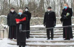 Bischof Romuald Kaminski liest Psalm 130 auf dem jüdischen Friedhof in Warschau (Polen) am 17. Januar 2021. / Jakub Truszynski.