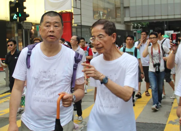 Jimmy Lai (Lai Chee-Ying) mit Martin Lee (rechts) bei den Menschenrechts-Märschen am 1. July 2013 in Hongkong.