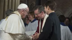 Freundliche Begrüßung: Papst Franziskus bei der anglikanischen Gemeinde Roms am 26. Februar 2017. / L'Osservatore Romano/CNA