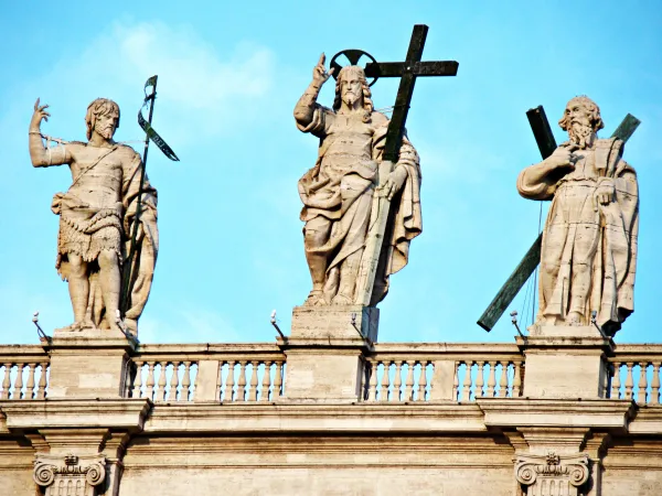 So sieht man ihn auch auf dem Petersplatz stehend: Andreas (rechts) neben unserem Herrn, Jesus Christus; links Johannes der Täufer.