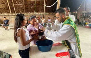 Pfarrer Jonathas Fernandes bei einer Taufe / Kirche in Not