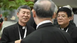 Bischof Antonio Yao Shun von Jining (links) und Bischof Joseph Yang Yongqiang von Zhouchun (rechts) im Oktober 2023 in Rom / Vatican Media