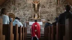 Gemeinsam vor Gott: Ein Priester betet mit der Gemeinde vor dem Allerheiligsten Altarsakrament. / Josh Applegate / Unsplash (CC0) 