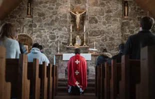 Gemeinsam vor Gott: Ein Priester betet mit der Gemeinde vor dem Allerheiligsten Altarsakrament. / Josh Applegate / Unsplash (CC0) 