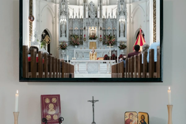 Gottesdienst digital: Online-Übertragung einer heiligen Messe / Josh Applegate / Unsplash (CC0)