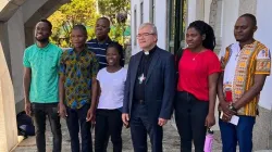 Marta (in rot) mit dem Erzbischof von Braga, Dom José Cordeiro, und anderen jungen Menschen aus Mosambik / Erzdiözese Braga