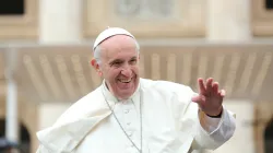 Papst Franziskus begrüßt Pilger auf dem Petersplatz am 16. Mai 2016. / CNA/Alexey Gotovskiy