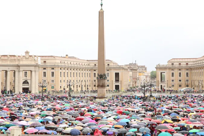 Trotz strömenden Regens: Tausende Gläubige auf dem Petersplatz am 14. Mai 2016 