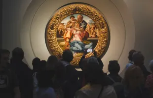 Michelangelo hat sie um das Jahr 1506 in seinem Meisterwerk verewigt: Menschen bestaunen die Heilige Familie in den Uffizien (Florenz, Italien)  / Juli Kosolapova / Unsplash (CC0) 