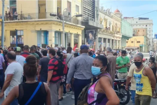 11. Juli 2021: Kubaner protestieren in Havanna. / Domitille P/Shutterstock