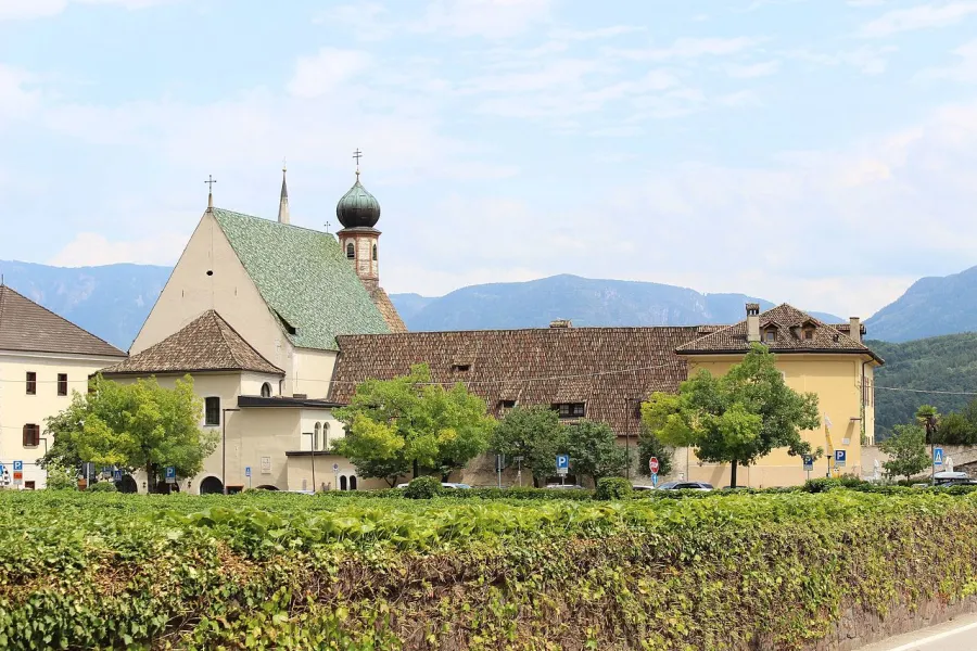 Das Franziskanerkloster mit der Kirche St. Claudia in Kaltern
