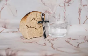 Symbolbild: Fasten bei Wasser und Brot / Unsplash / Kamil Szumotalski