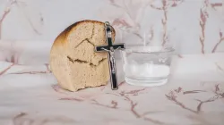 Symbolbild: Fasten bei Wasser und Brot / Unsplash / Kamil Szumotalski