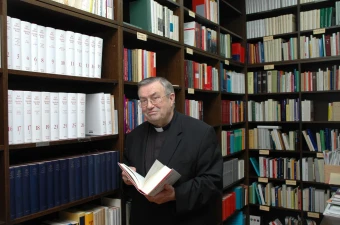 Kardinal Karl Lehmann in seiner Bibliothek / Bistum Mainz / Nichtweiß