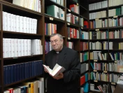 Kard-Lehmann-2008-in-Bibliothek-Foto-Nichtweiss.JPG