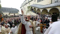 Kardinal Rainer Maria Woelki segnet das KSI auf dem Michaelsberg ein.  / Erzbistum Köln / Robert Boecker