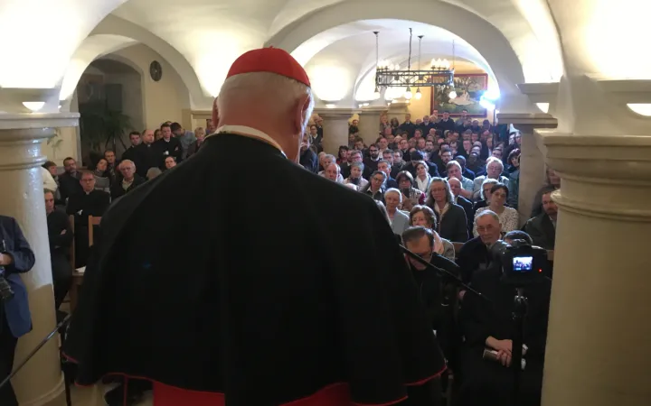 Kardinal Müller vor Gästen bei der Buchpräsentation im Kloster Weltenburg.