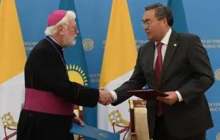 Bischof Paul Richard Gallagher und der kasachische Außenminister Mukhtar Tileuberdi /  Vatican Media