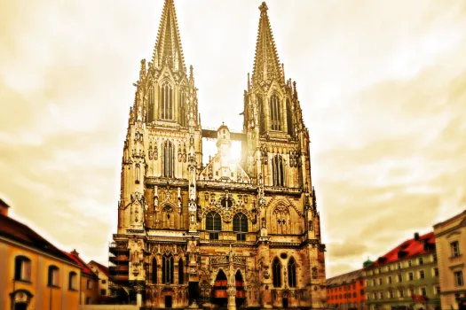 Die Kathedrale von Regensburg / Francisco Conde Sánchez via Wikimedia (CC BY-SA 3.0 DE) / Digital bearbeitet