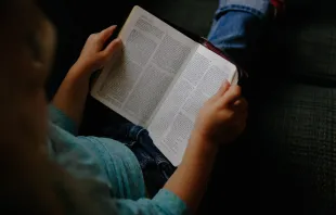 Ein Kind liest in der Heiligen Schrift / Pixabay (CC0)