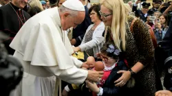 Herzliche Begrüßung: Papst Franziskus kurz nach seiner Ankunft in Portugal am 12. Mai 2017 / LUSA