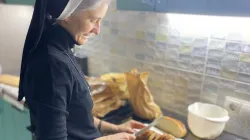 Eine Ordensfrau bereitet belegte Brote für Zivilisten zu, die Kiew verteidigen. / Privat