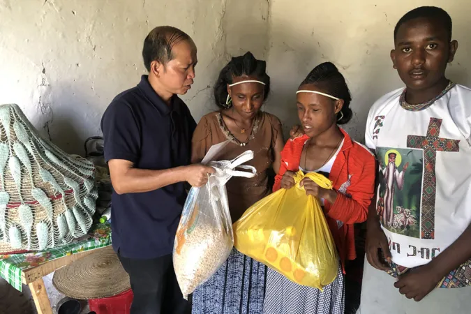 Mitarbeiter einer Pfarrei verteilen Lebensmittel an Menschen in der Region Tigray
