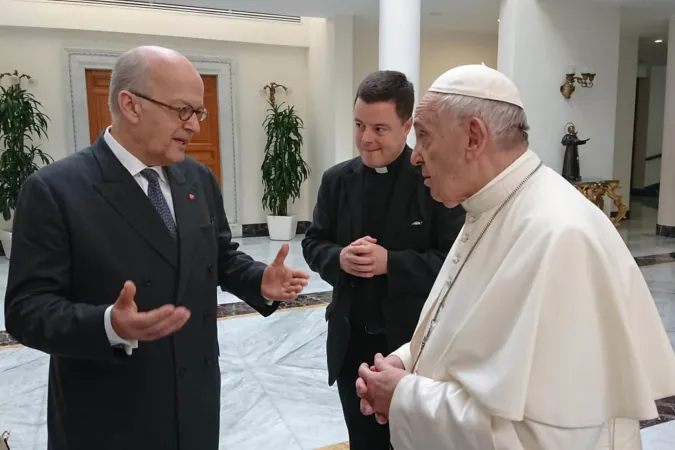 Der bisherige Geschäftsführende Präsident von „Kirche in Not“, Thomas Heine-Geldern, im Gespräch mit Papst Franziskus