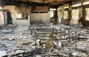 Das ausgebrannte Pastoralzentrum der Pfarrei St. Paul in Imphal / Kirche in Not