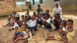 Schüler an einer katholischen Grundschule in der Demokratischen Republik Kongo nahmen an der Rosenkranzaktion teil / Kirche in Not
