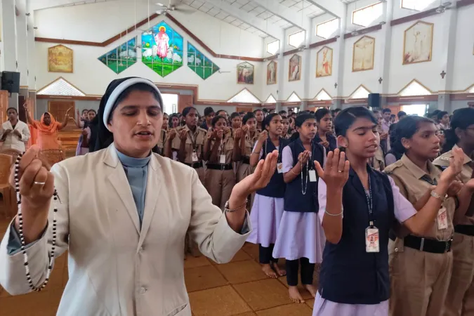Eine Ordensfrau und Schülerinnen beten im indischen Idukki den Rosenkranz