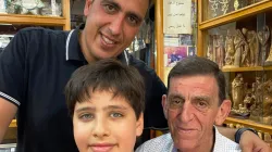 Rony Tabash mit seinem Vater und seinem Sohn in ihrem Andenkenladen / Kirche in Not