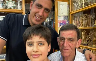 Rony Tabash mit seinem Vater und seinem Sohn in ihrem Andenkenladen / Kirche in Not