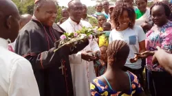 Dieudonné Kardinal Nzapalainga CSSp beim Besuch in einer Pfarrei / Kirche in Not
