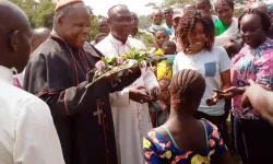 Dieudonné Kardinal Nzapalainga CSSp beim Besuch in einer Pfarrei / Kirche in Not