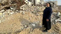Schwester Nabila vor der zerstörten Schule der Rosenkranzschwestern in Gaza-Stadt / Kirche in Not
