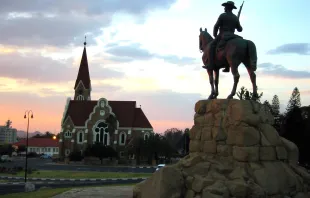 Reiterdenkmal und die evangelische Christuskirche in Windhoek (auch Windhuk), der Hauptstadt Namibias / Freddy Weber / Wikimedia