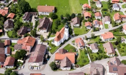 Kirche in der Dorfmitte (Symbolbild) / Andreas Gücklhorn / Unsplash